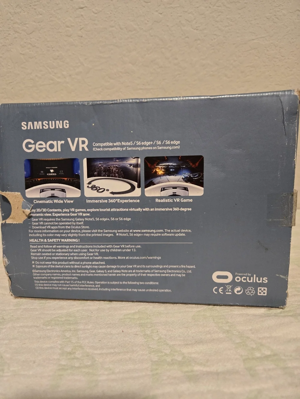 Samsung Gear VR Headset - White and Black Front